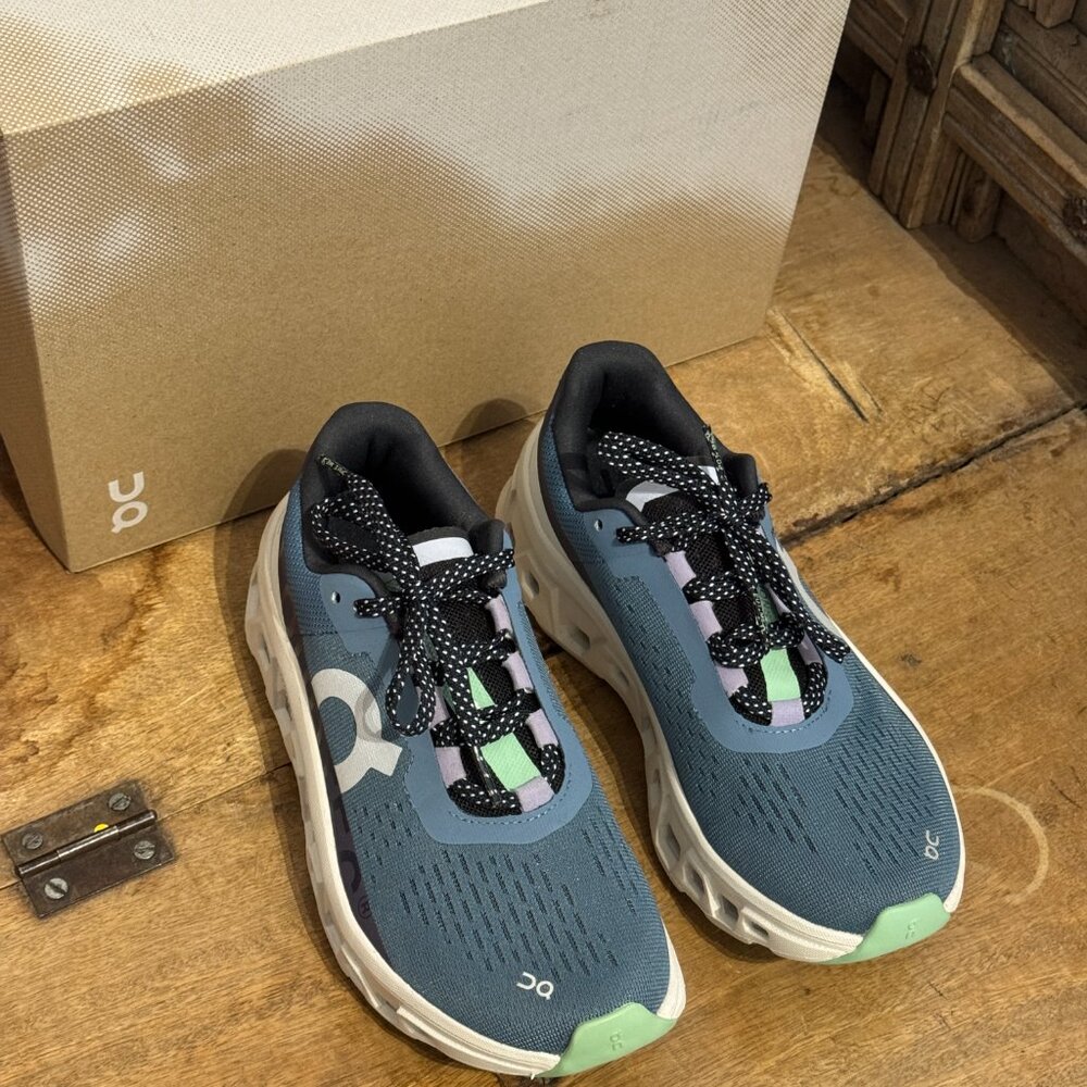 NEW in BOX On Cloudmonster Dust/Vapor size 5